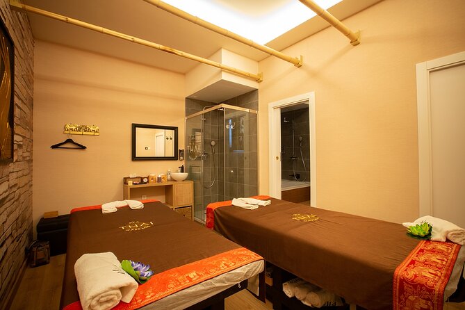 60 min Couple's Massage to Choose and 30 min Floral Bath THAI MASSAGE ALURA - The 60-minute couples Thai massage: choose your menu and set your intensity
