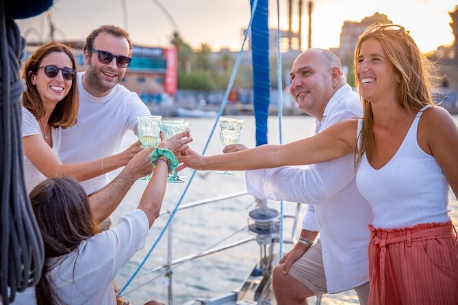 A 2 hours Local Tapas and sailing adventure in Barcelona - Columbus Monument and Barceloneta Beach From Sea Level