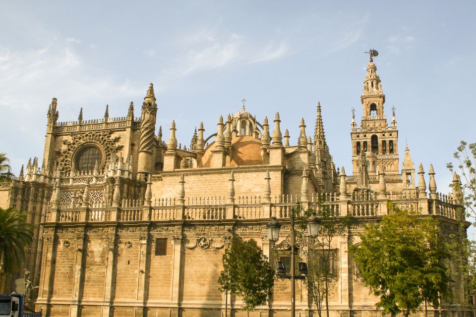 Andalusia and Barcelona 7-Day Package Tour From Madrid - Day 6: Barcelona’s Gothic Quarter, Montjuïc panoramas, and Gaudí in L’Eixample
