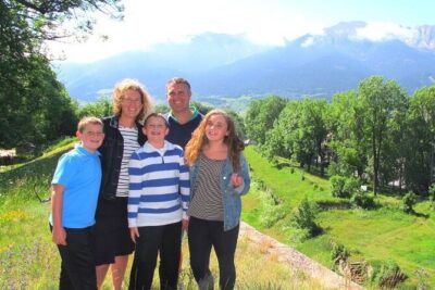 Andorra, France and Spain Day Tour with 2 Guides and Hotel Pickup - Crossing into France: Bourg-Madame and Enveitg for border scenery
