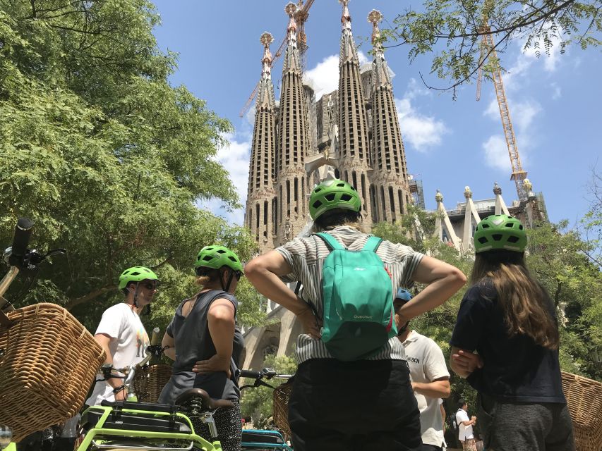 Barcelona: 2.5-Hour Bike or E-Bike Historical Tour - Key highlights at a glance