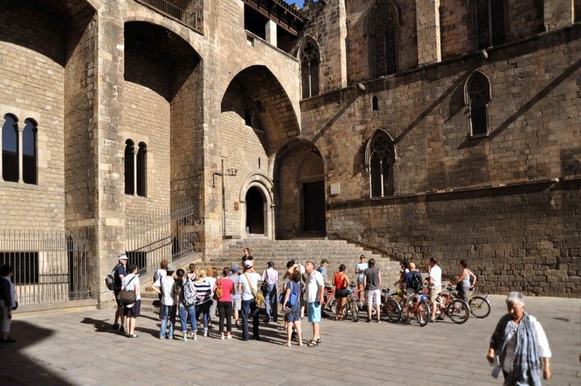 Barcelona 2-Hour Gothic Walking Tour - The Royal and religious stops that connect power and architecture
