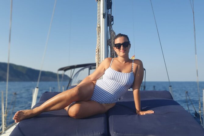 Barcelona 2-hour Private Boat Tour with Cava and snacks - Time Choice Matters: Sunset Light vs. Daytime Views