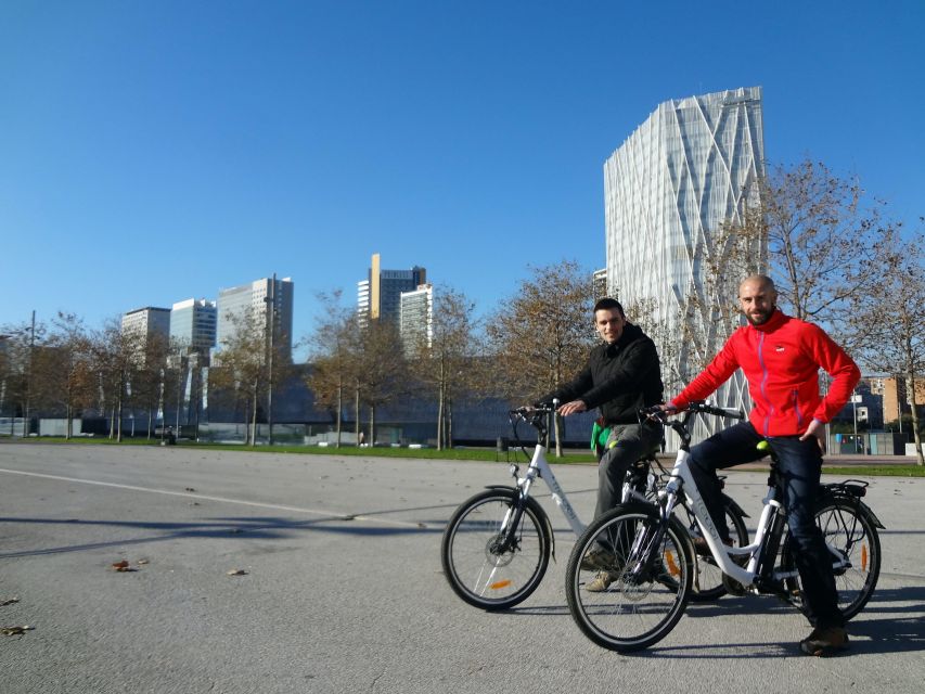 Barcelona 3 Hour Daily Electric Bike Tour - Sagrada Família exterior stop: what to actually look for