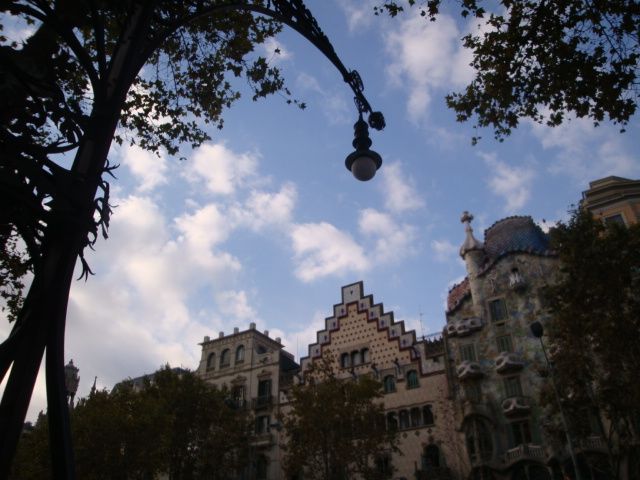 Barcelona: Art Nouveau & Gaudí Tour - Where Eixample starts: meeting at Urquinaona and getting your bearings