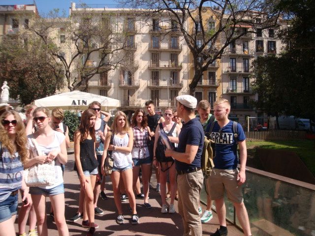 Barcelona: Art Nouveau & Gaudí Tour - Walking the Golden Square: Eixample as a planned city you can feel