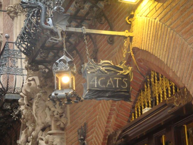 Barcelona: Art Nouveau & Gaudí Tour - A guide who links architecture to politics and people