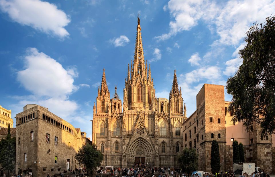 Barcelona: Barri Gotic Small Group Walking Tour - Getting oriented in Barcelona’s old center