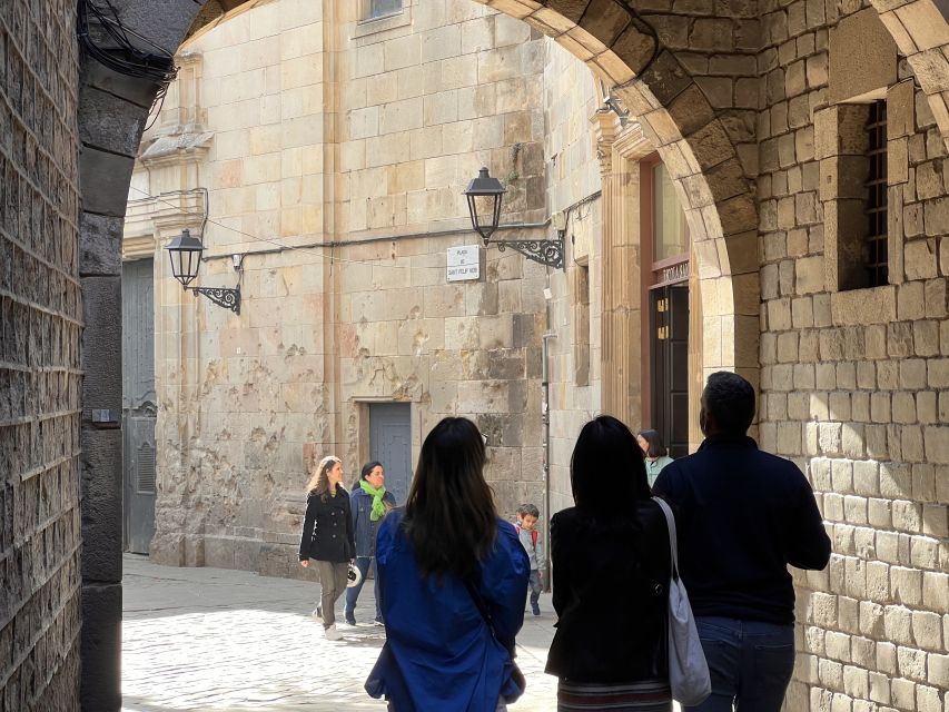 Barcelona: Barri Gotic Small Group Walking Tour - Plaza de San Felipe Neri and the story you don’t expect