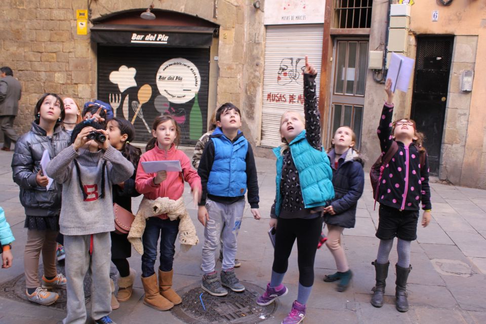 Barcelona: Barrio Gótico Dragon Tour for Families - Solving riddles with a map and compass (not a phone)