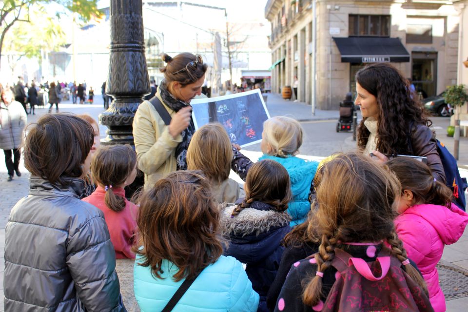 Barcelona: Barrio Gótico Dragon Tour for Families - Las Ramblas moment: the dragon with a fan