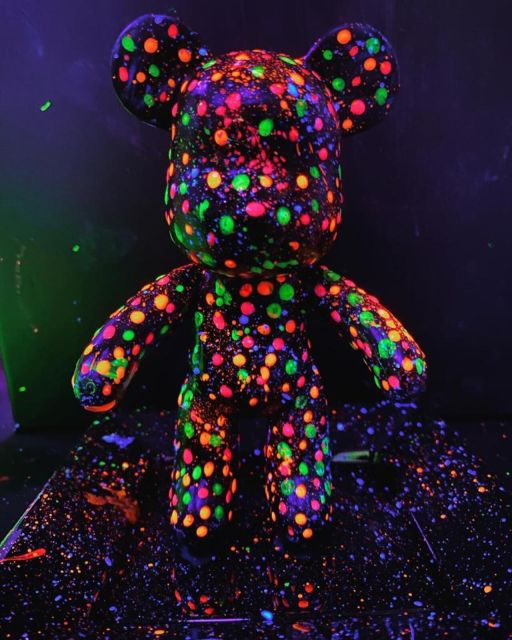 Barcelona: Bear-brick Fluorescent Painting | Wine and Art - Fluorescent paint and color choices: how to make it look intentional
