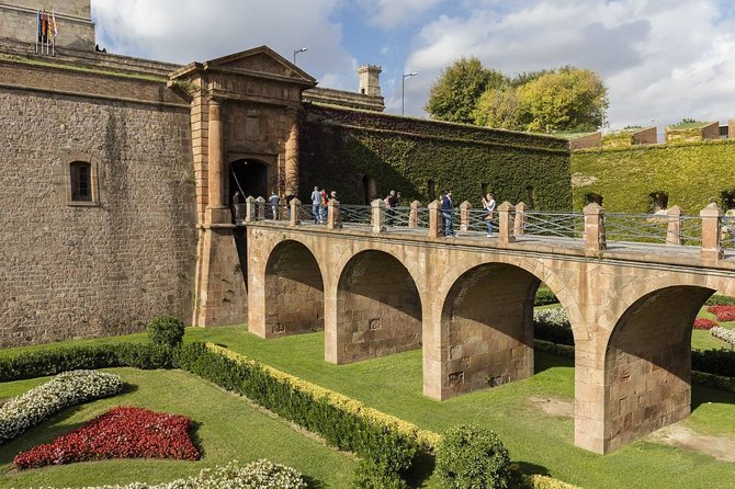Barcelona Best Views: Old Town and Montjuic Castle Private Tour - Tapas tasting and ending where dinner actually happens