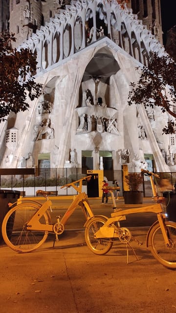 Barcelona Bicycle Tours: Evening City Tour - Sagrada Familia: the night version of a famous silhouette