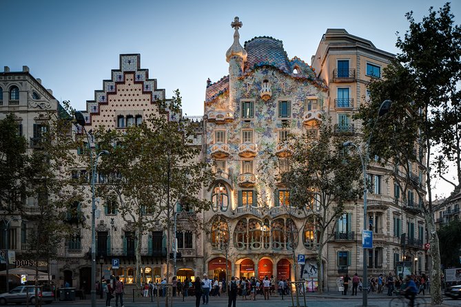 Barcelona Bike Highlights & Sagrada Familia Small Group Tour - Cycling to the Gothic Quarter: 20 Minutes of City-Feel