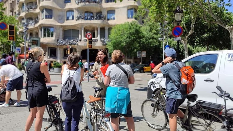 Barcelona: Bike or eBike Tour, Top Sights & Local Insights - The mid-route pause before Sagrada Família (what the timing is for)