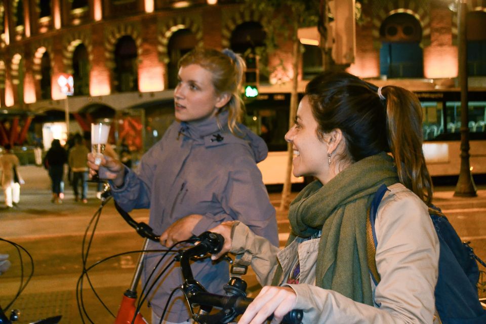 Barcelona Bike Tour by Night with Cava - Guides, group energy, and the real issue of spacing