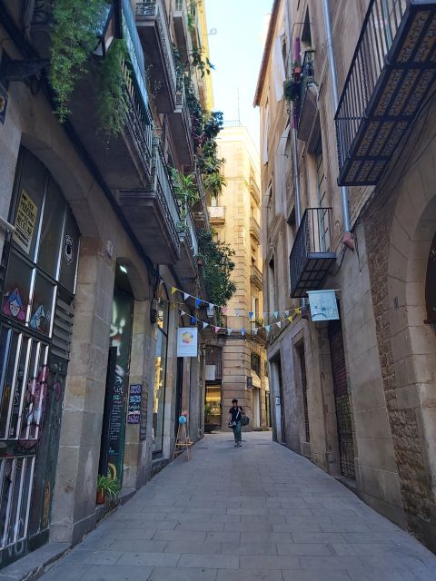 Barcelona: Bike Tour for Families - Arch of Triumph and the Citadel Park Waterfall Pause