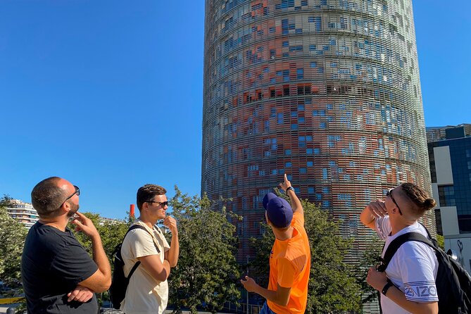 Barcelona bike tour with French guide 20-ТOP, bike/eBike - Parliament of Catalonia and the green parrot moment