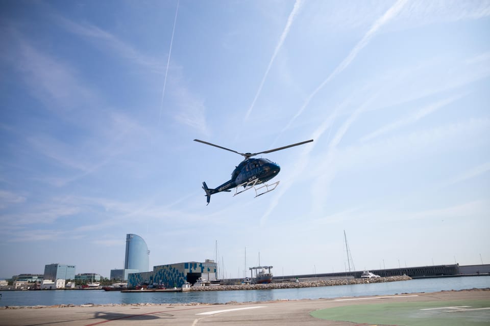 Barcelona: Boat Trip and Panoramic Helicopter Flight - 7 minutes over Sagrada Familia, beaches, and the city grid