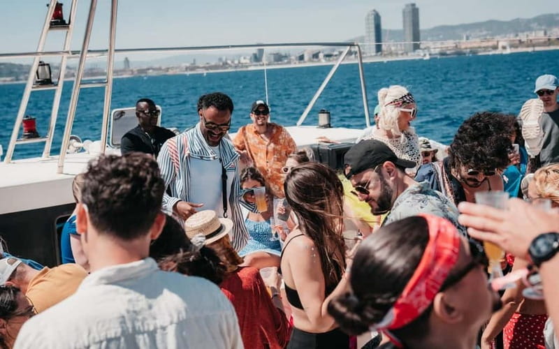 Barcelona: Brunch Boat Party with Drinks and DJ - DJ vibes and the kind of crowd this attracts