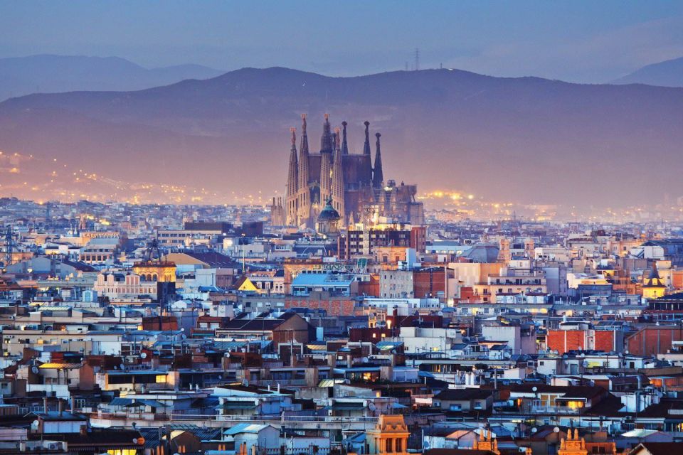 Barcelona Cable Car Sky Views, Magic Fountain & Castle Visit - Guide Quality: What People Seem to Get Right