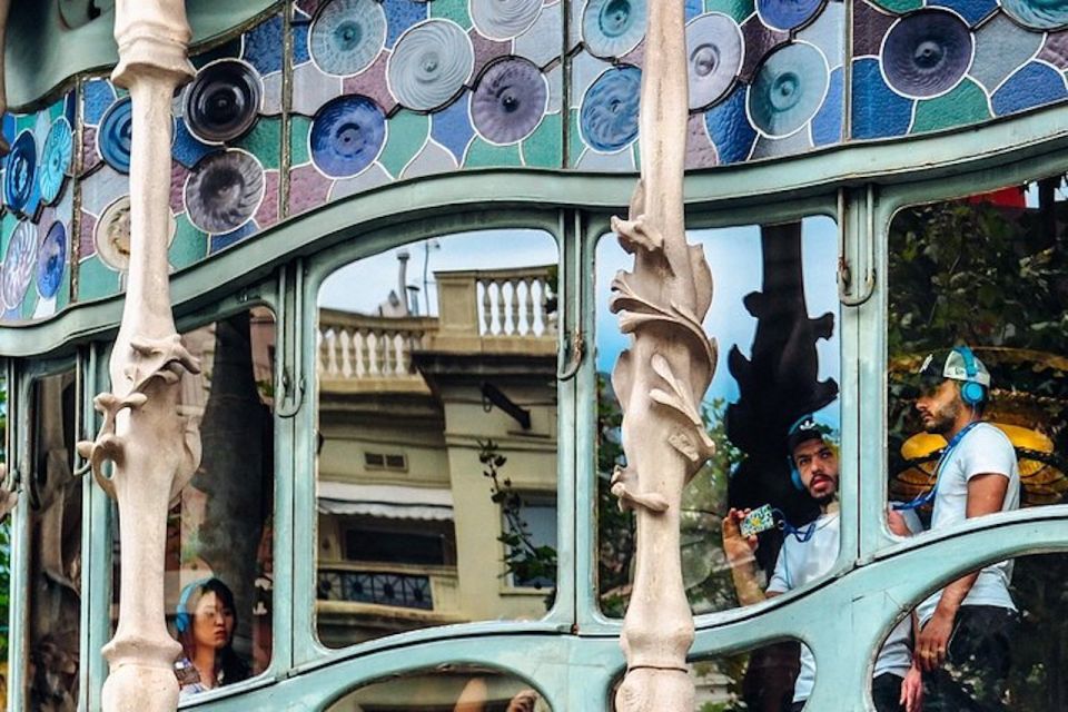 Barcelona: Casa Batlló, La Pedrera, & Chocolate Tasting Tour - From the Loewe storefront: how the 4-hour flow stays efficient