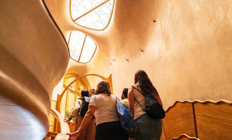 Barcelona: Casa Batlló Tour and Optional White Rabbit Museum - What can go wrong: crowds, bilingual repetition, and radio quirks