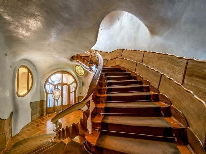 Barcelona: Casa Batlló Tour and Optional White Rabbit Museum - The blue courtyard and the glass effect