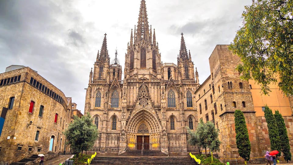 Barcelona Cathedral: Exclusive walking tour & entry tickets. - The Outside Briefing: Getting Oriented Before You Enter