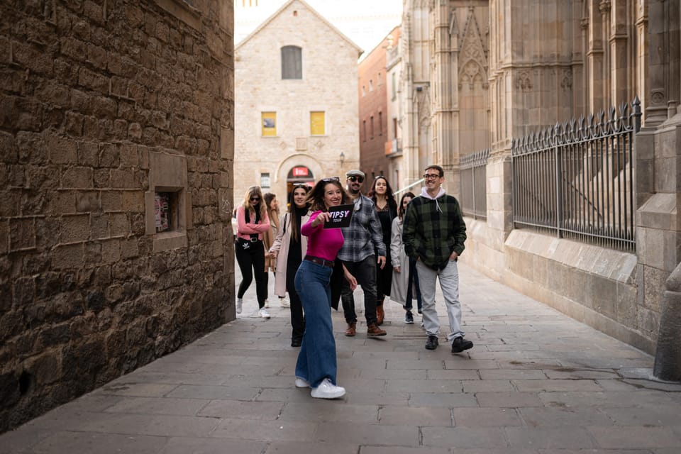 Barcelona: Cathedrals and Squares Walking Tour - The Kiss of Freedom: a pause to read the symbolism
