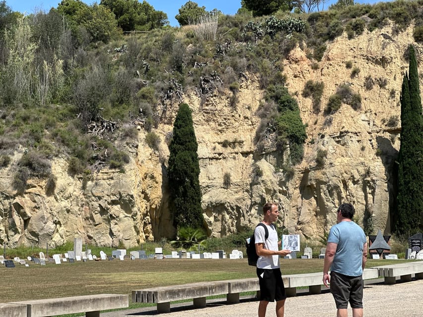 Barcelona: Cemetery Tour - Gothic Graves & Local History - Stop at Fossar de la Pedrera: a focused 15-minute photo and history beat