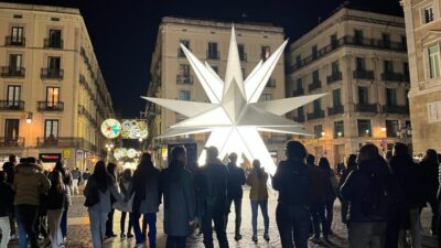 Barcelona: Christmas Lights and Markets Bike Tour - Starting point at Tres Gatos: the ride setup and safety feel