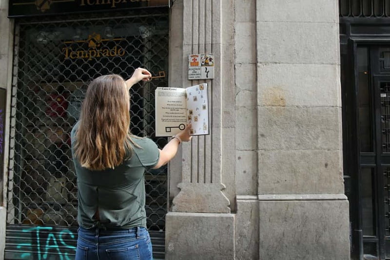 Barcelona: City Exploration Treasure Hunt - Meeting at Maximum Escape 3 (Near Plaza Urquinaona) and Getting Your Kit