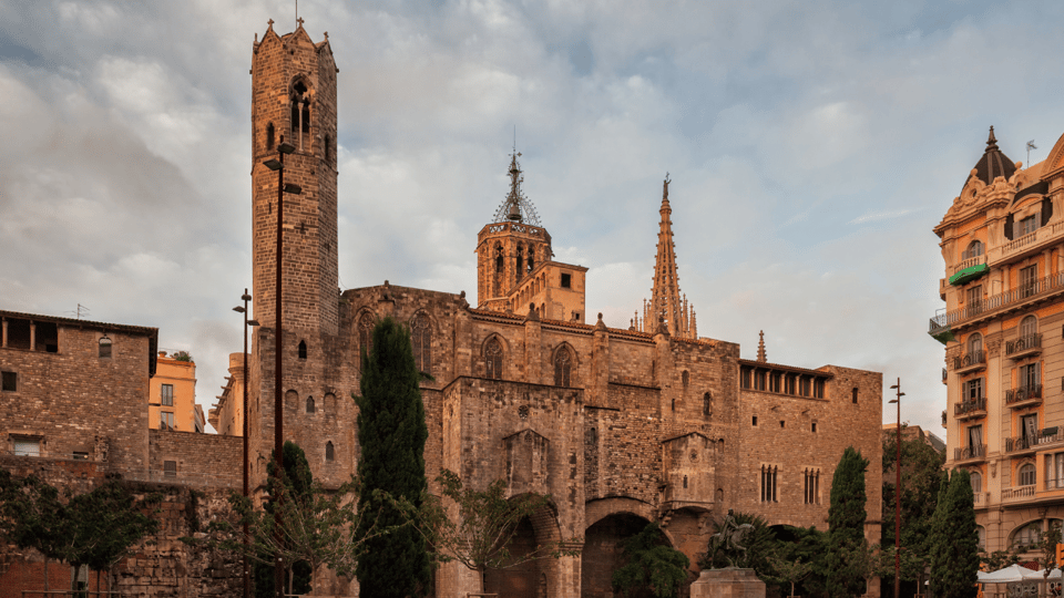 Barcelona: City Exploration Treasure Hunt - Languages, Group Style, and What No Live Guide Means