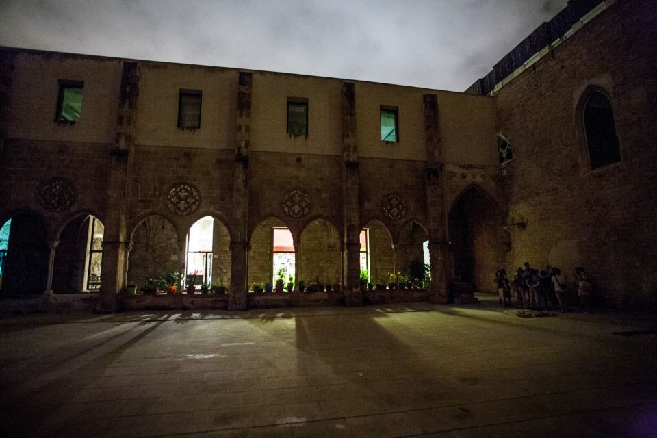 Barcelona: Dark History Night Walking Tour - Arc de Triomf to El Born: Finding the group and starting in the right mood