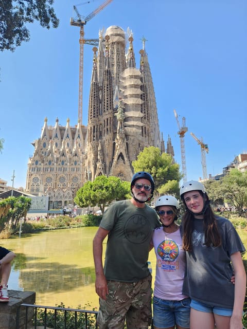 Barcelona: e-scooter and Bike tour - Arc de Triomf and Parc de la Ciutadella: architecture plus green space