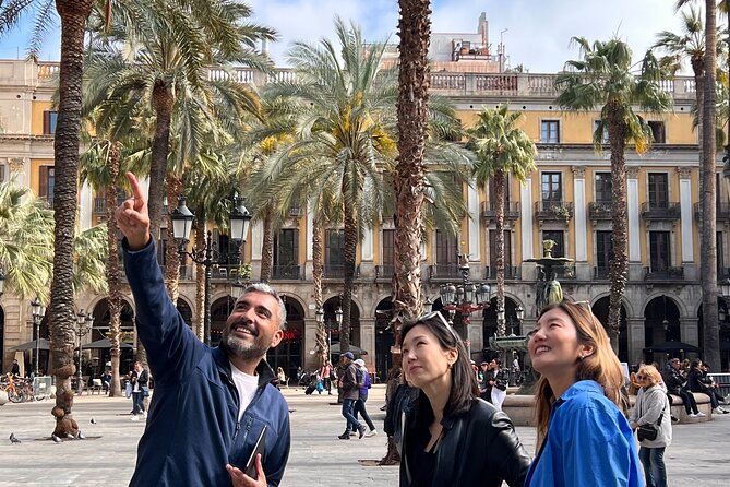 Barcelona Evening Tour, Flamenco Show & Tapas - Tapas and Drinks in Plaça Reial: Included, Plentiful, and Close by