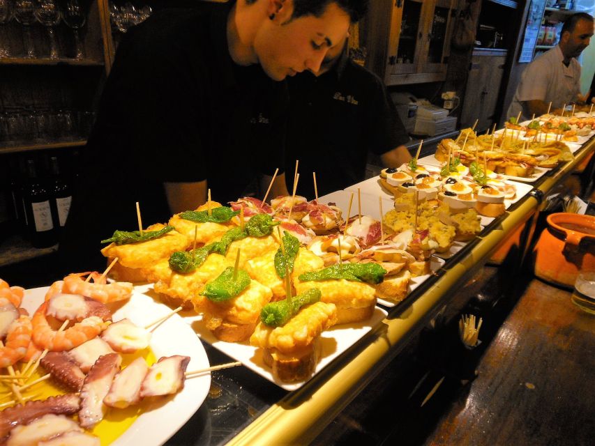 Barcelona: Evening Walking Tour in the Gaudi Area with Tapas - First tasting at a historic bodega with Catalan bites