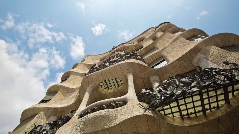 Barcelona: Evening Walking Tour in the Gaudi Area with Tapas - Pintxos and northern Spain flavors: small bites with big differences