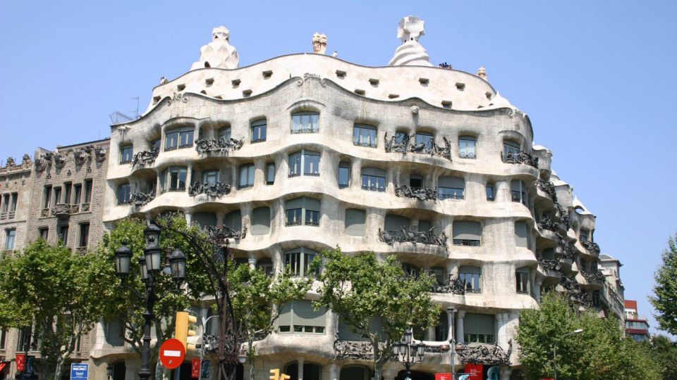 Barcelona: Evening Walking Tour in the Gaudi Area with Tapas - What you actually eat and drink (and how to get the most out of it)