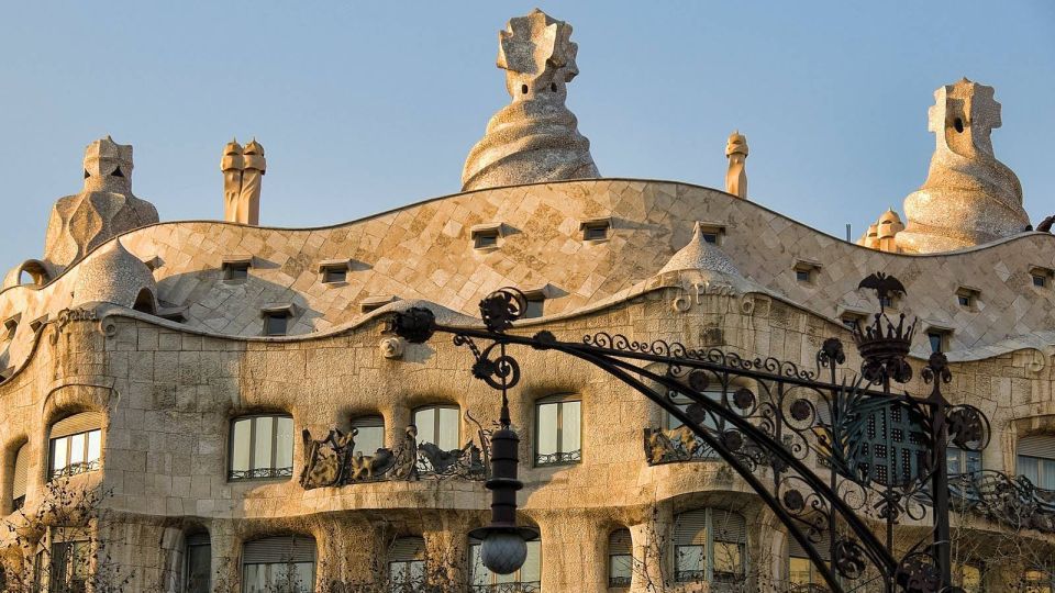 Barcelona: Evening Walking Tour in the Gaudi Area with Tapas - Group size, guide languages, and real-world pacing