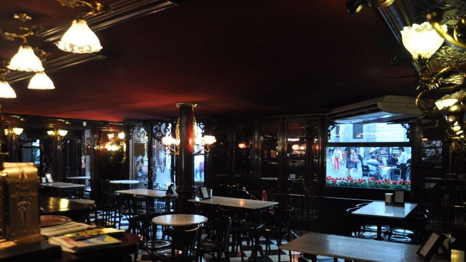 Barcelona: Exclusive Flamenco Show at El Paraigua with Drink - The show itself: Alegrias, Soleares, Tarantos, plus singing and guitar