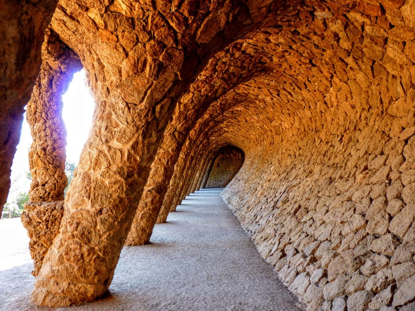 Barcelona: Exclusive Park Güell Private Guided Tour - Trencadís mosaics: how the colors work with the site