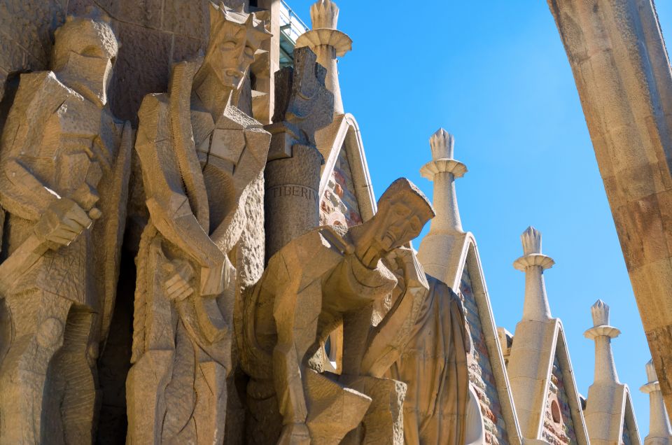 Barcelona: Exclusive Sagrada Familia Private Guided Tour - Guides You Can Rely On: Languages and Style