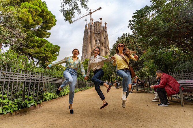 Barcelona Expert Plus Tour with Local Guide in Eco Tuk Tuk Private - Ciutadella Park and Arc de Triomf: the 1888 exhibition vibe