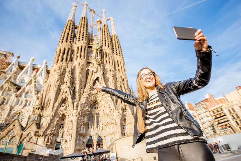 Barcelona: Foodie Walking Tour with Sagrada Familia Tickets - Why this food and Sagrada combo works in 5 hours