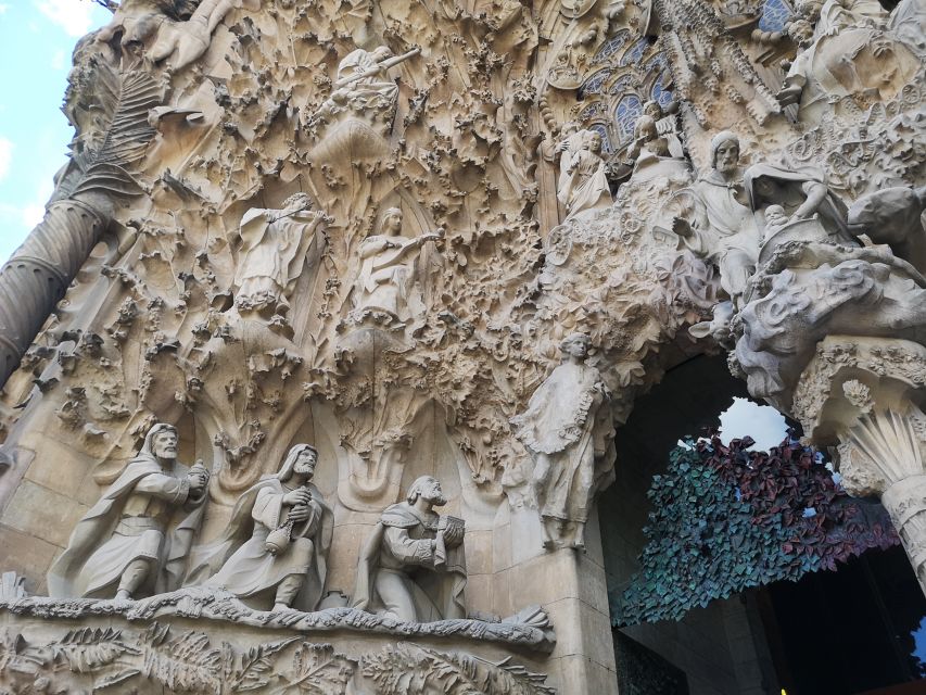 Barcelona: Foodie Walking Tour with Sagrada Familia Tickets - La Boqueria Market: famous stalls, plus a Sunday reality check