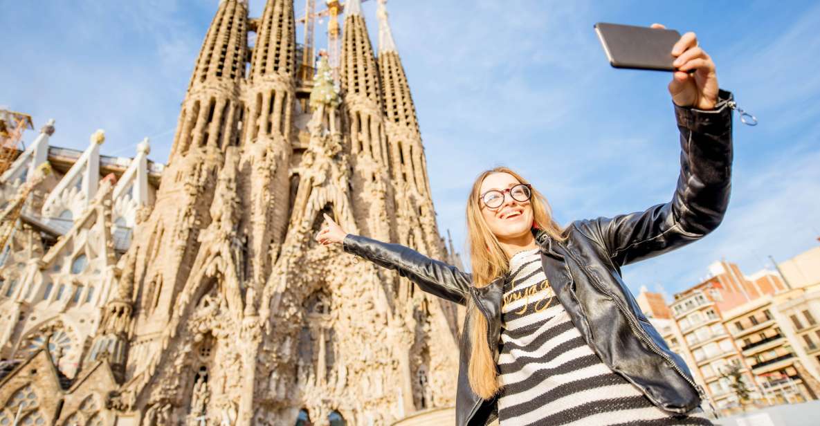 Barcelona: Foodie Walking Tour with Sagrada Familia Tickets - La Pallaresa Xocolateria Xurreria: churros and hot chocolate payoff