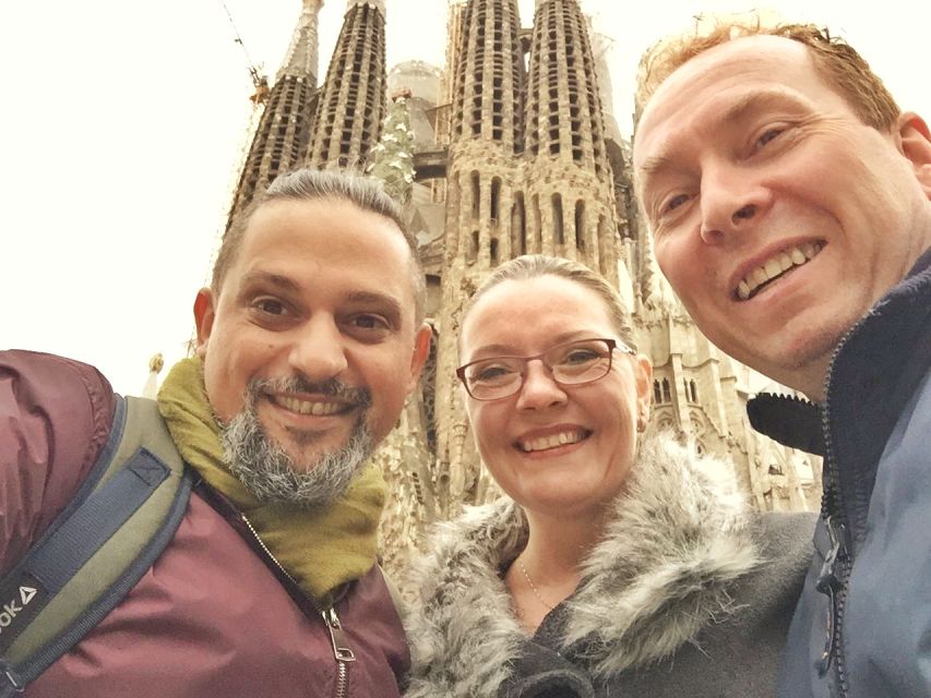 Barcelona: Foodie Walking Tour with Sagrada Familia Tickets - Meeting at El Molino Theater and how the day feels on your feet